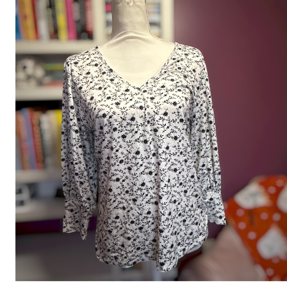 Bobeau Floral V-Neck Blouse Size L White Black Ditsy Print Long Sleeve Top